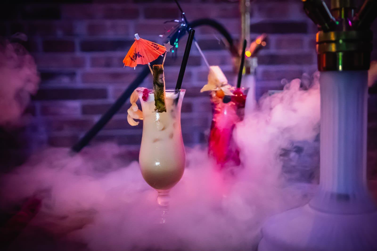 Cocktail im Trockeneisnebel